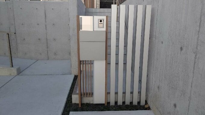 前面道路からアプローチを見た様子