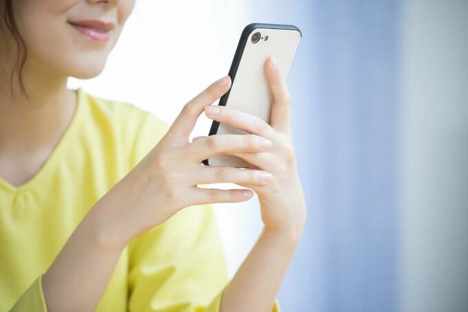 スマホを持つ女性