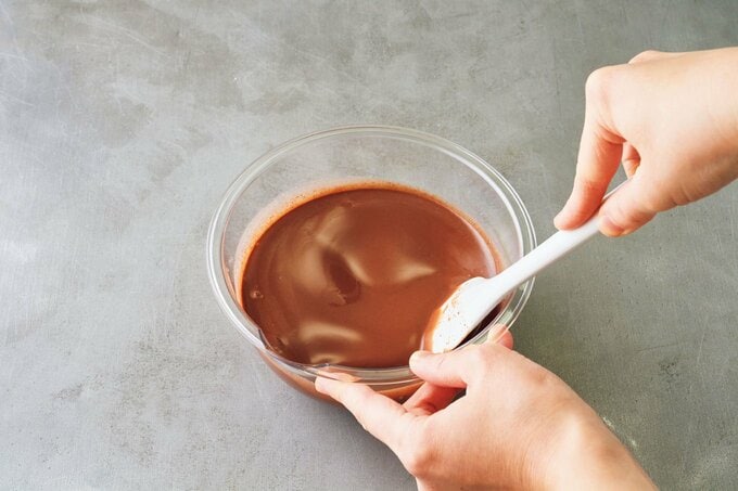 ガラスボウルに溶けたチョコレート
