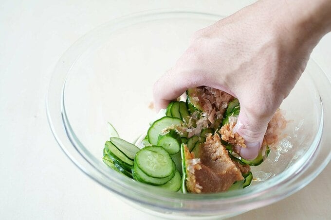 キュウリをもむ