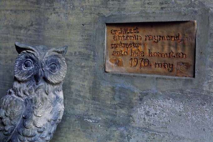 1階駐車場の壁に貼られたレーモンドの署名入りプレート