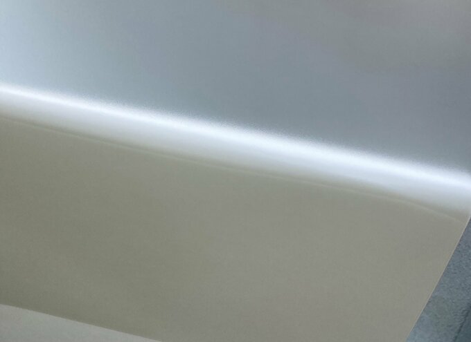 裏紙を慎重にはがします。