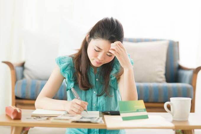 家計簿をつけている女性