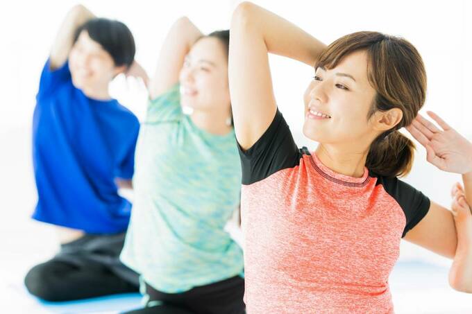 ヨガをする女性3人