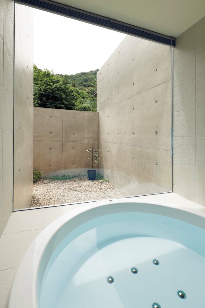 浴室内から見える景色を山の緑だけ