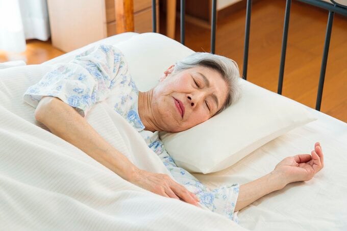 眠るシニア女性