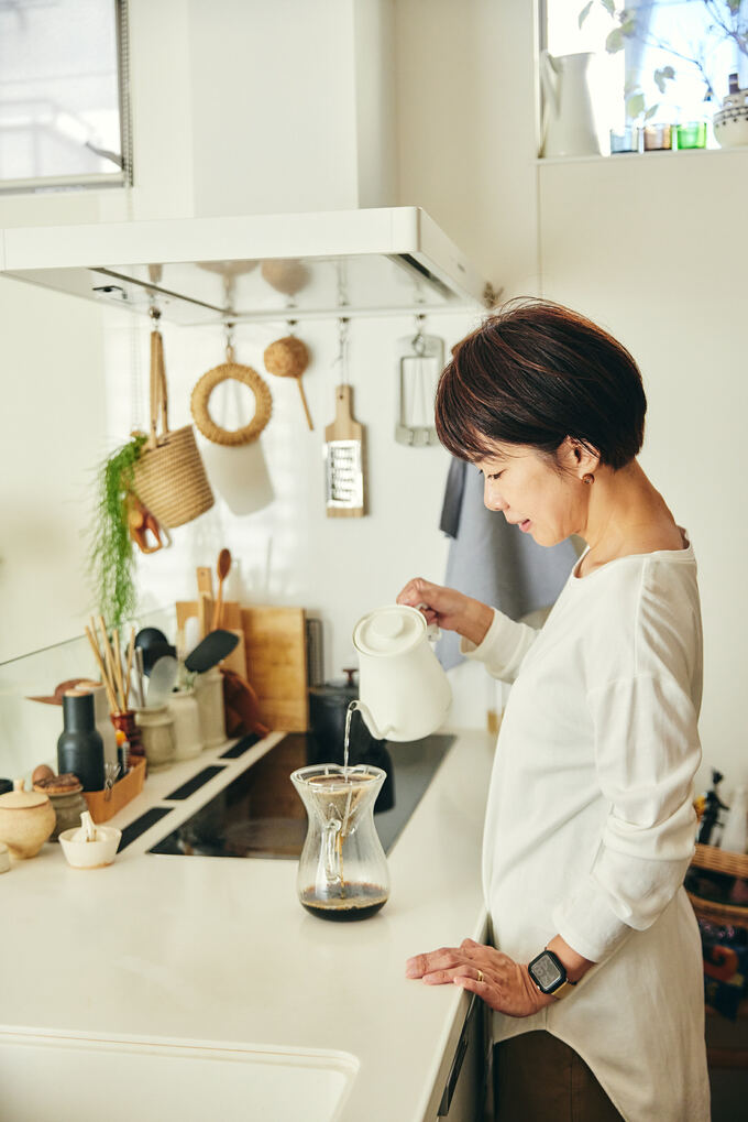 コーヒーをいれる女性