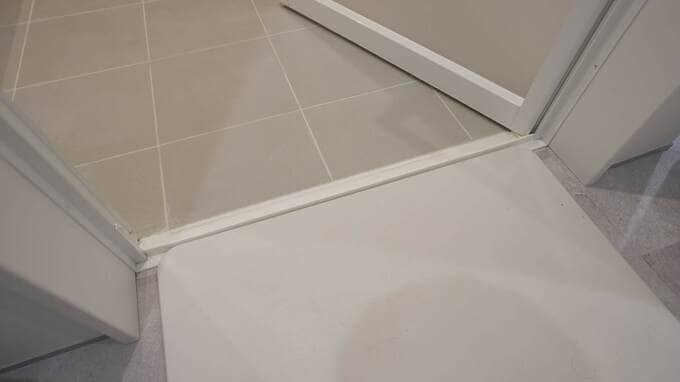 お風呂ドアにマスキングテープ