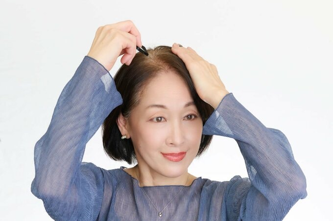 白髪を隠す女性