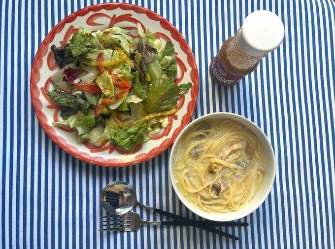 ギリシャのスープスパゲティとイルキャンティ ドレッシングタイプをかけたサラダ