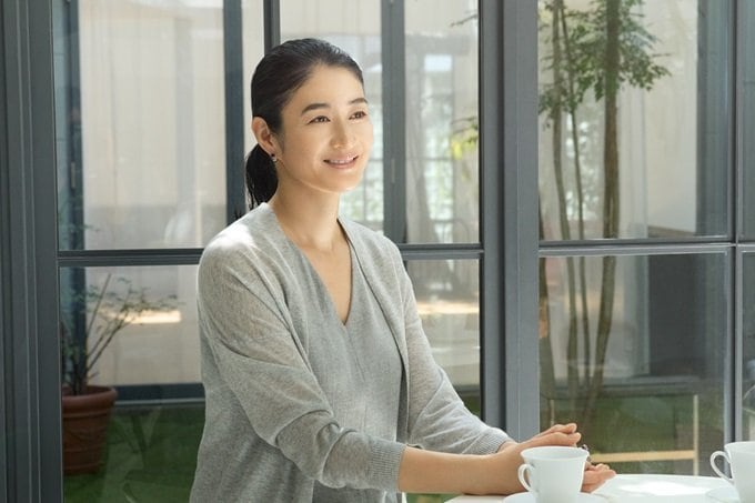 テーブルに手を置いている小雪さん