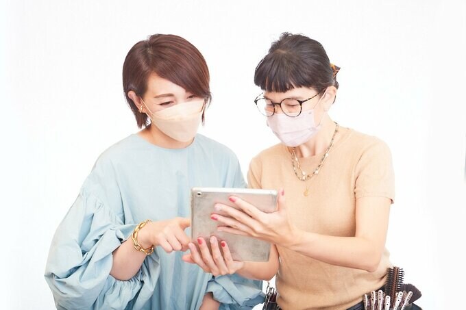 女性と美容師
