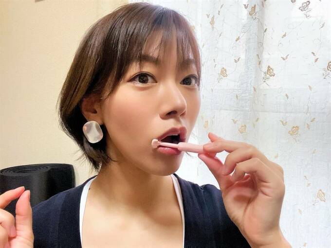 フェイストレーナーを口に持っていく様子