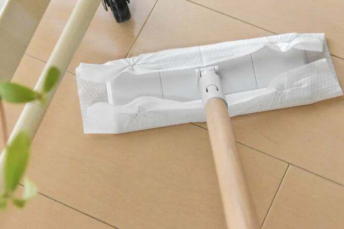 フローリングモップで掃除