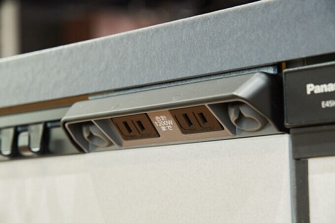 グレーのカウンターになじむブラックのクッキングコンセント