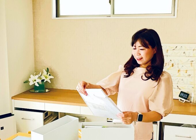 部屋を整理する女性