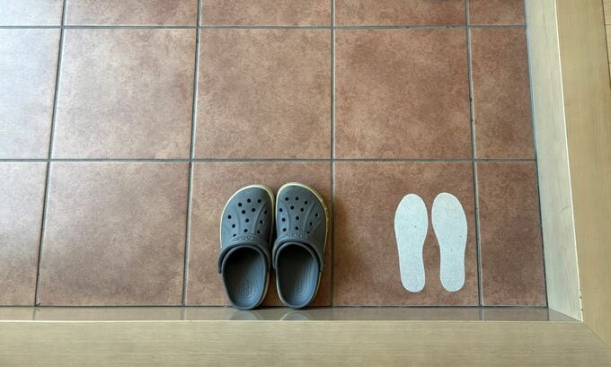 名倉さん宅の玄関。シートをはって「靴の置き場」が決まる