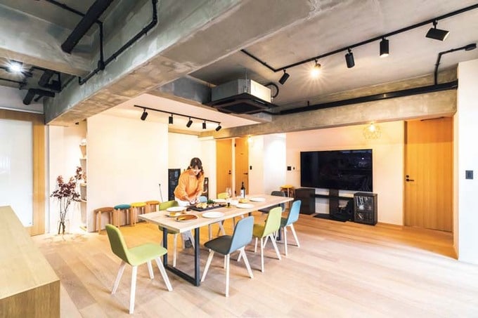 広々としたダイニングで作業する達川さん