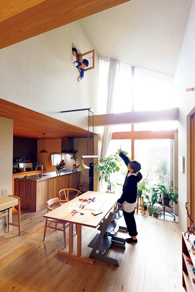 室内窓からリビングを見下ろせる