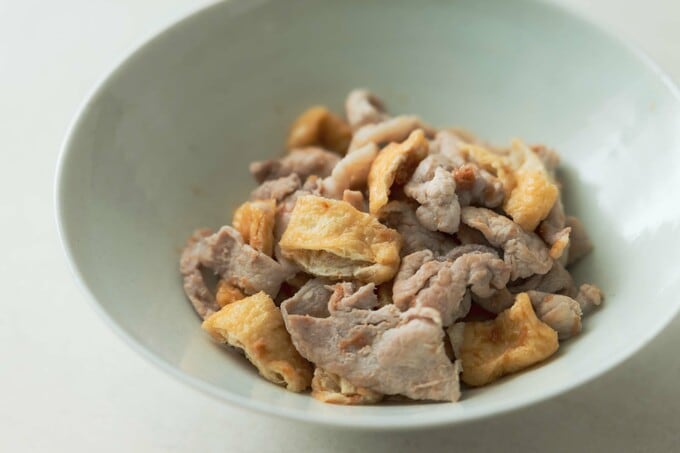 油揚げと豚こまのおかか甘酢炒め