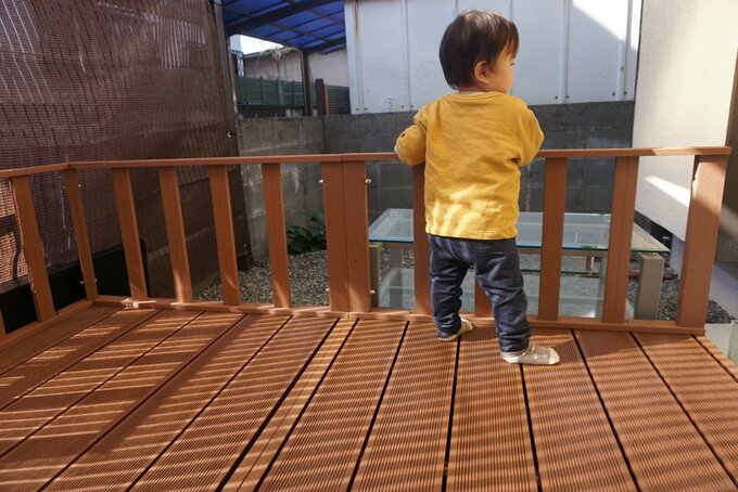 設置したウッドデッキと子ども