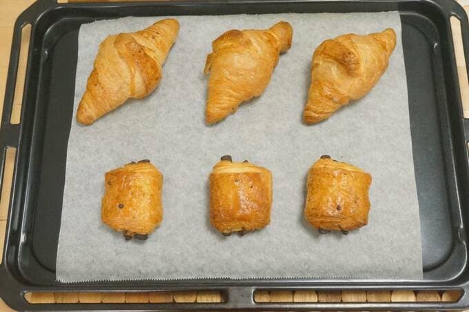 シートの上に焼き上がったパン