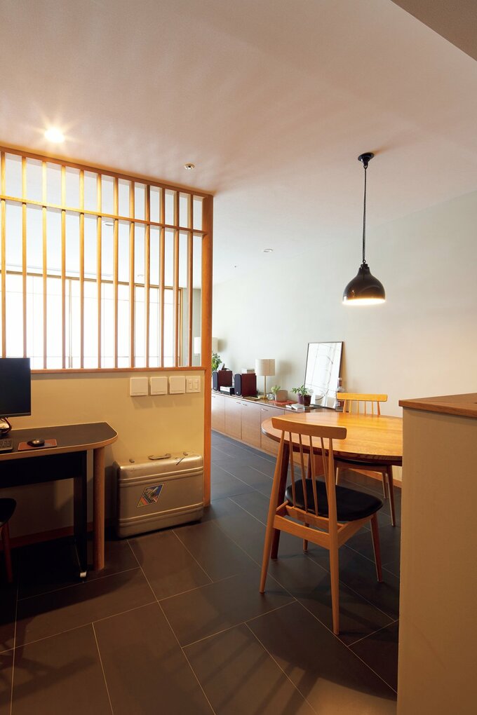 DKとリビングの間は扉をつけずにゆるく間仕切り