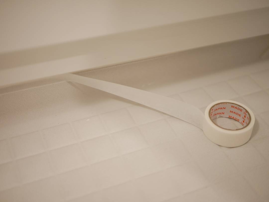 100円のカビ防止テープが優秀！お風呂の隙間の汚れを予防 | ESSEonline