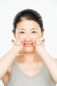 ほうれい線に沿って、猫手リフトアップ