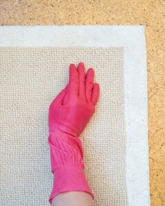 ゴム手袋でホコリをかき集める