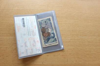 100円ケースで現金払いをスムーズに。コンビニでの納付手続きもラクラク