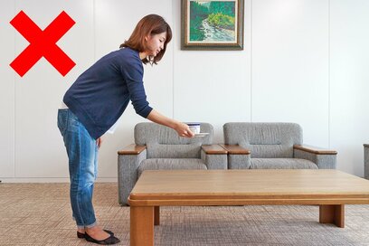 その家事超危険!!お皿を置くときは「ホスト座り」で腰痛を回避せよ！