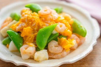 味つけ簡単「シーフードと卵の春色中華炒め」レシピ。スナップエンドウがアクセントに