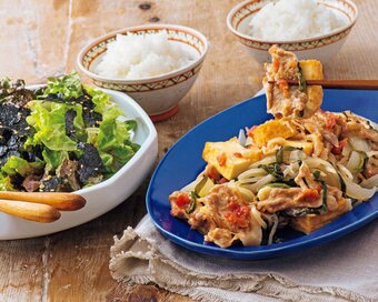 豚こまと厚揚げのフライパン蒸し献立。加熱している間に副菜も完成