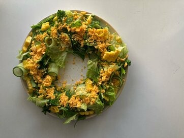 ゆで卵で簡単！食卓が華やぐ「ミモザサラダ」のつくり方。キュウリの盛りつけにワザあり