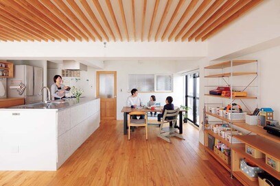 【マンションリノベ事例】マルチで使える小上がりの下は大規模収納！片付く工夫がいっぱいの90㎡超えリノベ