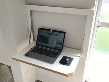 壁づけ折りたたみ机で、小さなワークスペースを。家で仕事する人は必見