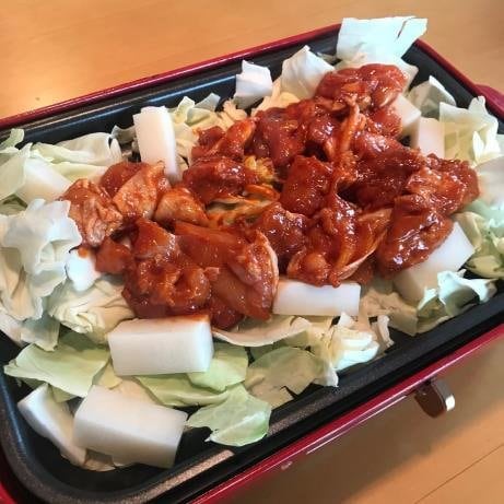 ホットプレートで調理している様子