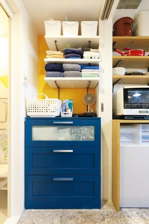 オープン棚のほか、引き出し式の収納も設けた洗面脱衣室