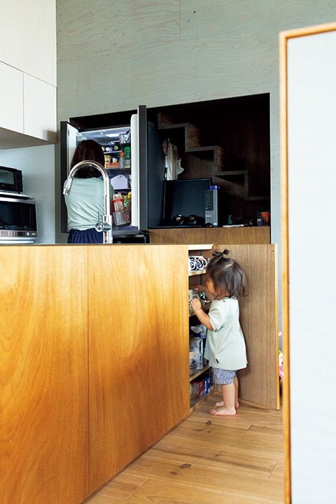 食器などを収納したキッチンカウンター。子どもも自分で出し入れができる。