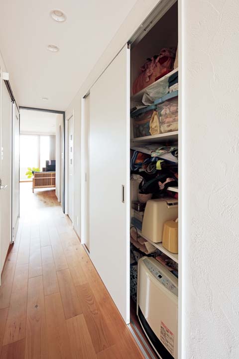 廊下の壁面収納