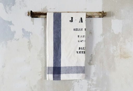 クロスやストールなどの布物をウォールバーに掛ける