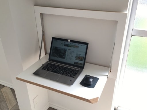 タナプラスにノートPCを置く