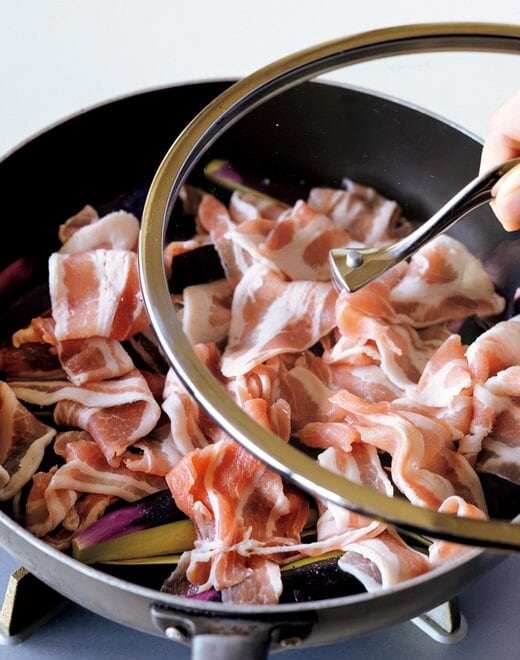 フライパンにお肉とナスが並んでいる様子