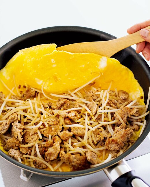 フライパンに卵を加える