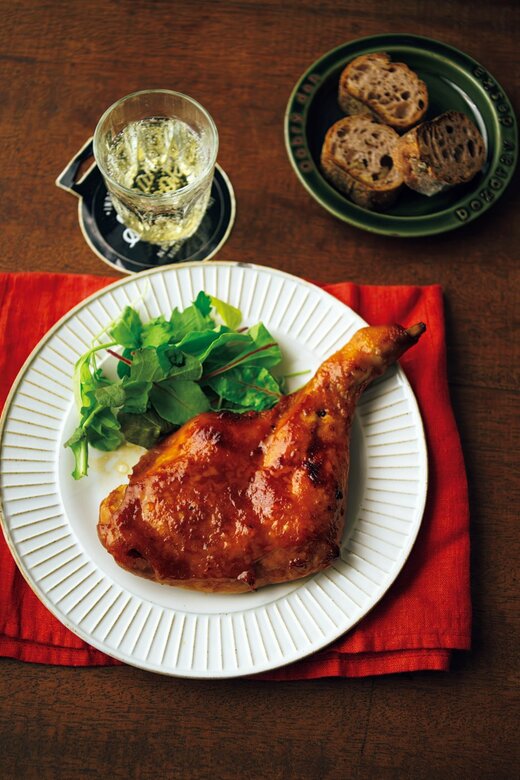 食卓に配膳されたローストチキン