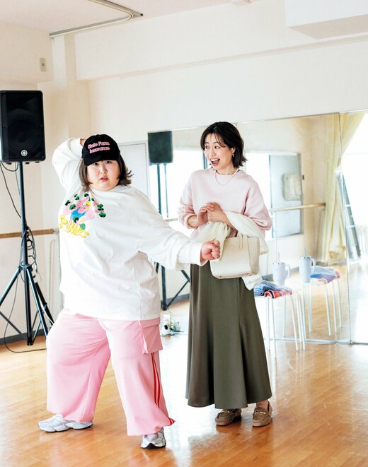 女性二人が立っている画像