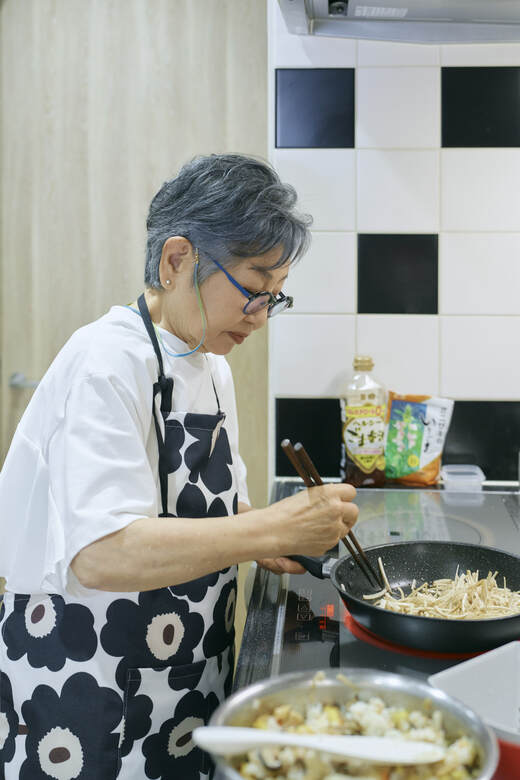 料理をするピン子さん
