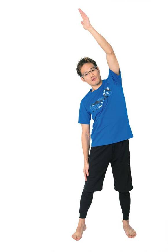 腕をあげて伸びている男性