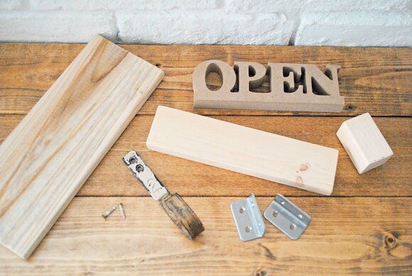 OPENという文字の木材